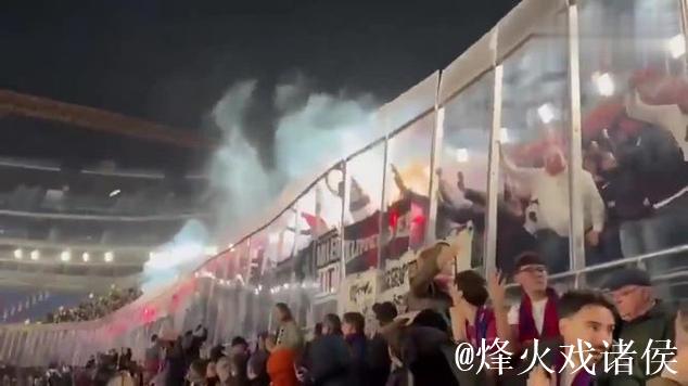 科贝记者:法兰克福球迷往巴萨球迷区投掷杂物甚 科贝记者:法兰克福球迷往巴萨球迷区投掷杂物甚