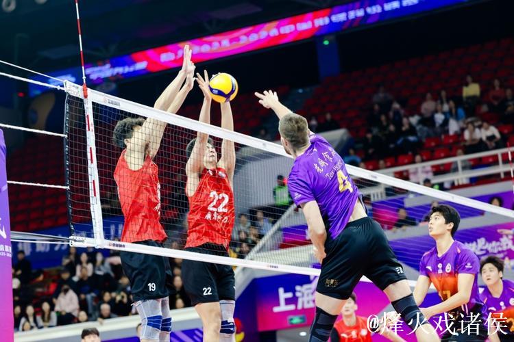 排超联赛榜首大战轻取广东队，上海男排常规赛半程登顶