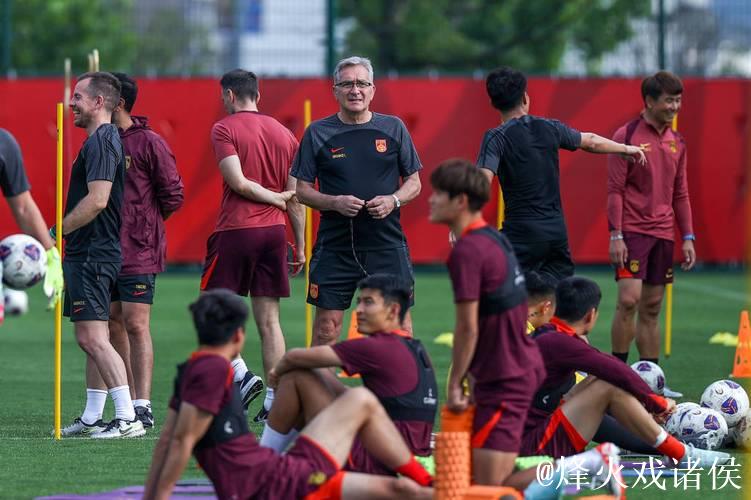 国足重庆公开训练热度不减 战巴林阵容将有较大变化 国足重庆公开训练热度不减 战巴林阵容将有较大变化