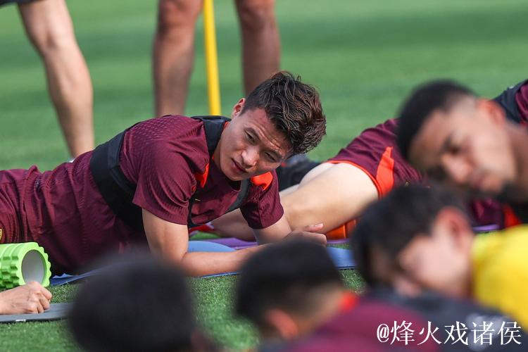 国足重庆公开训练热度不减 战巴林阵容将有较大变化 国足重庆公开训练热度不减 战巴林阵容将有较大变化